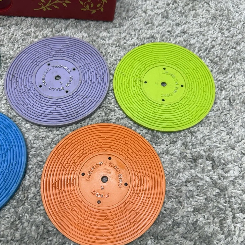 Vintage 1971 Fisher Price Music Box Record Player Toy 5 Record Disks 995 Works